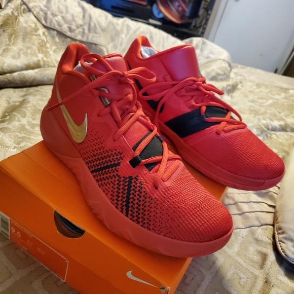 Kyrie Flytrap Shoes - Picture 2 of 7